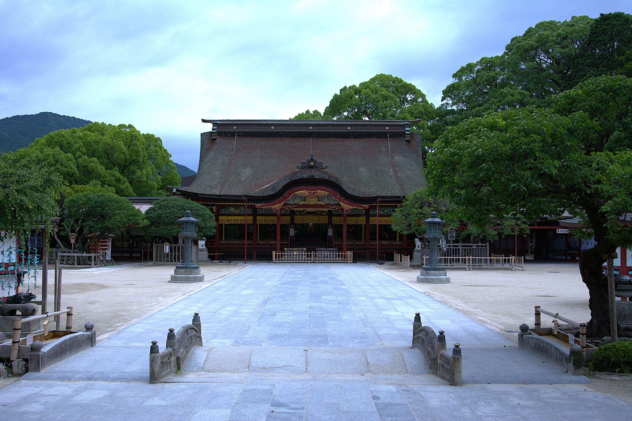 太宰府天満宮 本殿と仮殿 – 桃山建築の重文と藤本壮介が描く現代の飛梅 | 建造物遺産